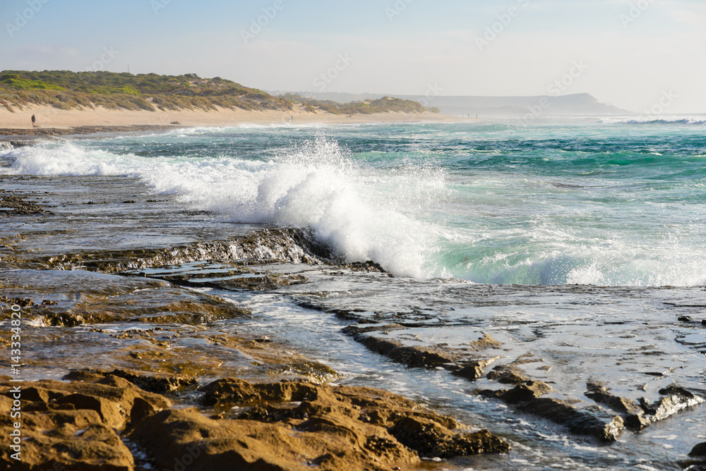 Wellen brechen auf den Felsen und Riffe an der Korallenküste, rollende Welle schlägt auf den Felsen, offshore Western australiens, Indischer ozean, Westküste Australiens