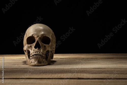 Skull on tabel