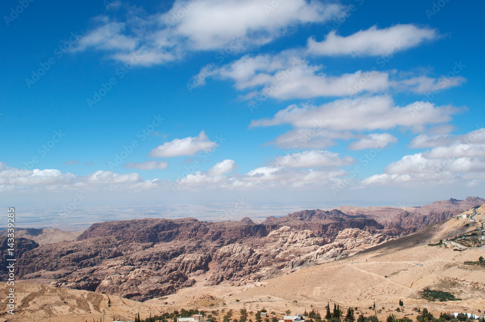 Giordania, 03/10/2013: il paesaggio giordano visto dalle colline di Petra, la città archeologica famosa in tutto il mondo per la sua architettura scavata nella roccia