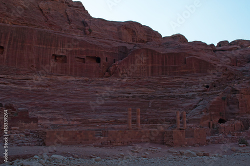 Giordania  02 10 2013  l anfiteatro romano  un grande teatro con colonne e gradinate scavato nella roccia nella citt   archeologica di Petra