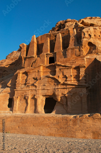 Giordania, 02/10/2013: la Tomba dell'Obelisco Tomba e il Bab As-Siq Triclinium, sulla strada sterrata per il Siq, l'ingresso principale alla città archeologica di Petra