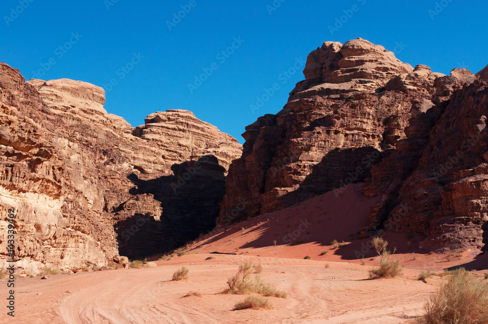 Giordania, 2013/03/10: il paesaggio giordano e il deserto del Wadi Rum, la Valle della Luna simile al pianeta Marte, una valle scavata nella pietra arenaria e nelle rocce di granito