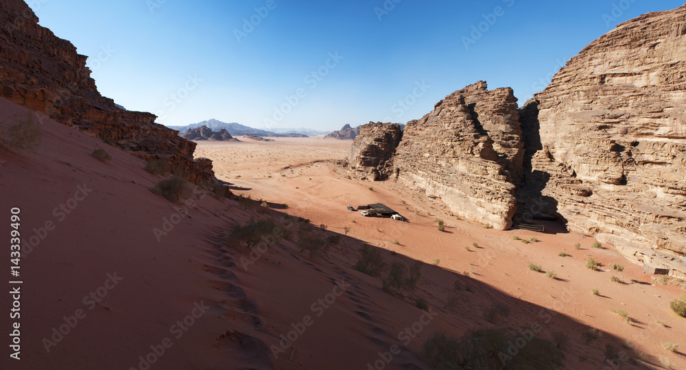 Giordania, 2013/03/10: paesaggio giordano e tenda beduina nel deserto del Wadi Rum, la Valle della Luna simile al pianeta Marte, una valle scavata nella pietra arenaria e nelle rocce di granito
