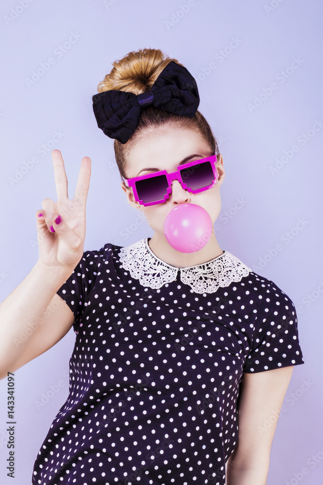 Portrait humoristique d'une jeune femme faisant le signe de la main Portrait humoristique d'une jeune femme faisant le signe de la main