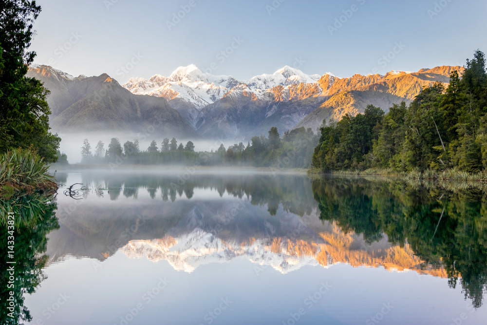 Obraz premium Southern alps with Mount Cook and Mt. Tasman reflected in Lake Mathesson, New Zealand