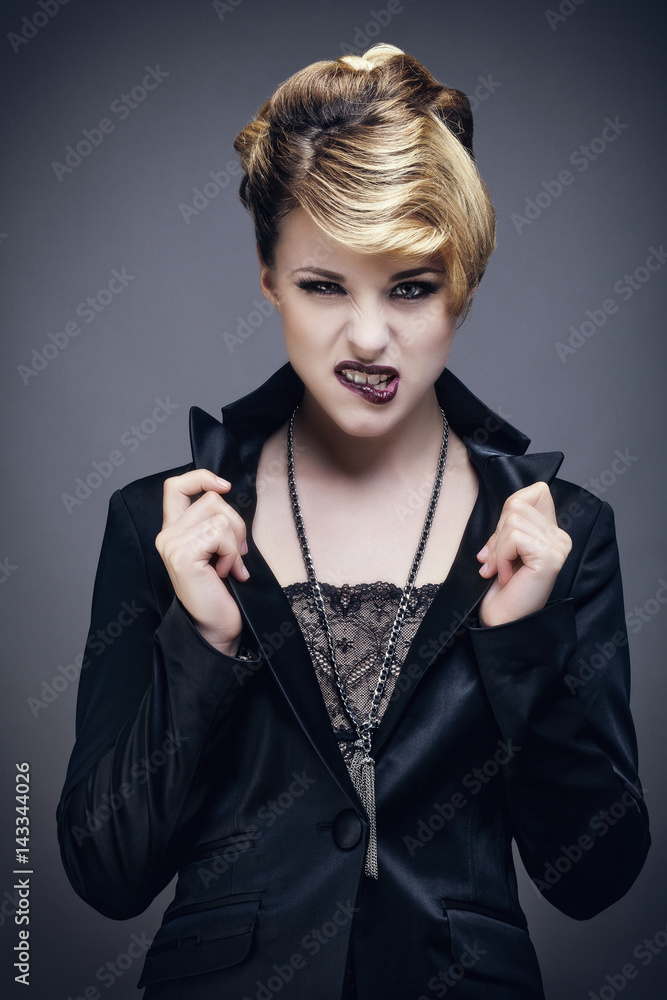 Portrait d'une jeune femme , de face, tenant le col de la veste et se mordant la lèvre Portrait d'une jeune femme , de face, tenant le col de la veste et se mordant la lèvre