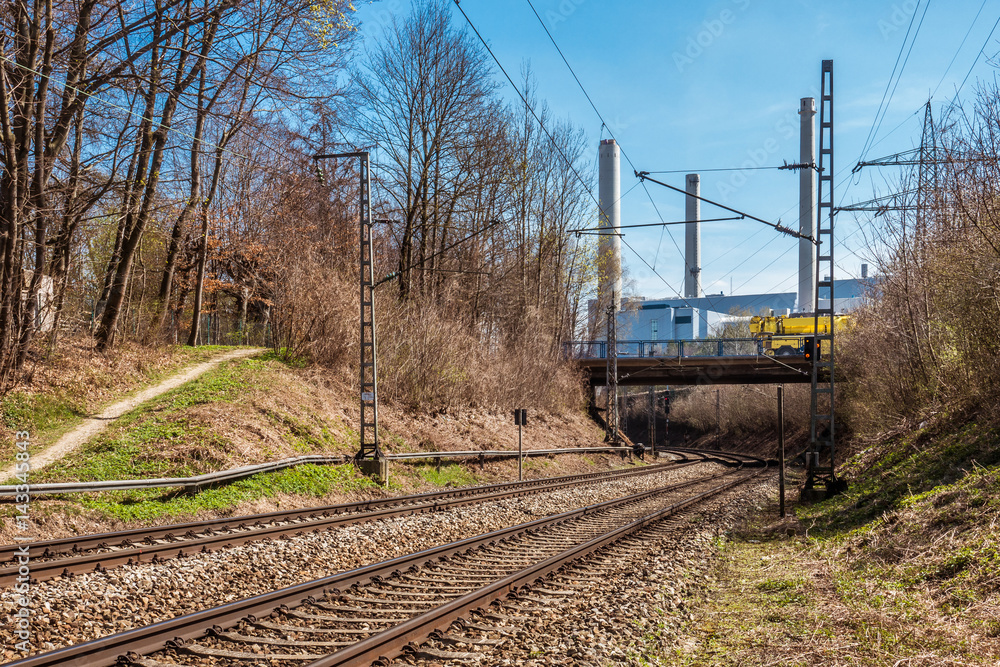 Schienenstrang für Eisenbahn vorbei am Heizkraftwerk Unterföhring bei München