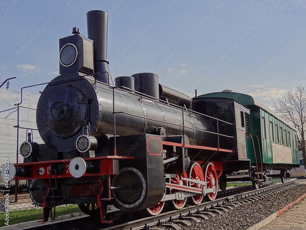Fototapeta premium Ретро паровоз с зелёным вагоном