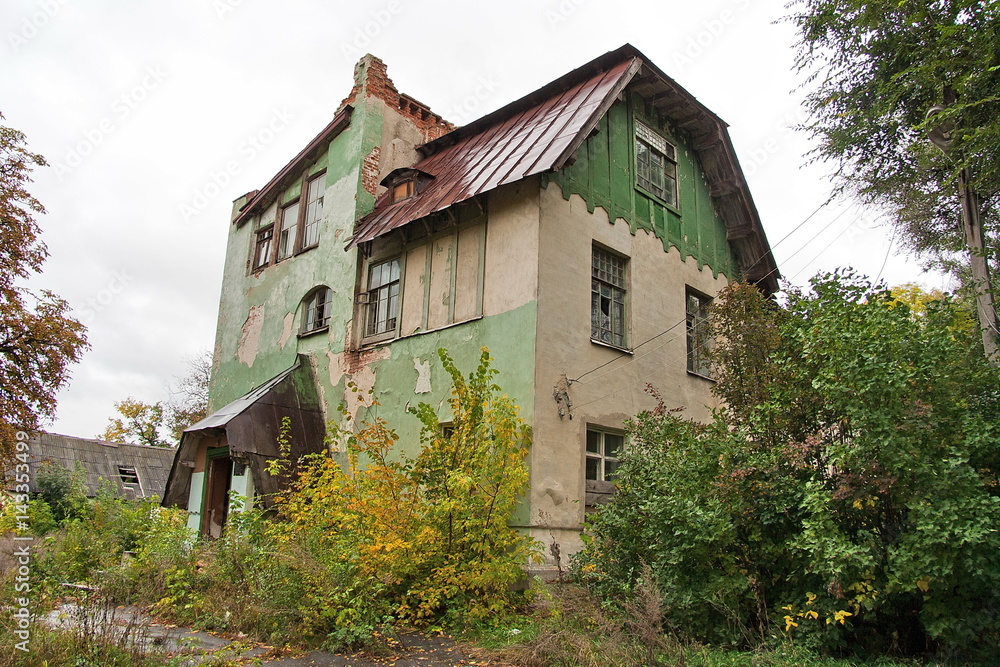 Abandoned green mansion on the territory of the estate of Olgino 