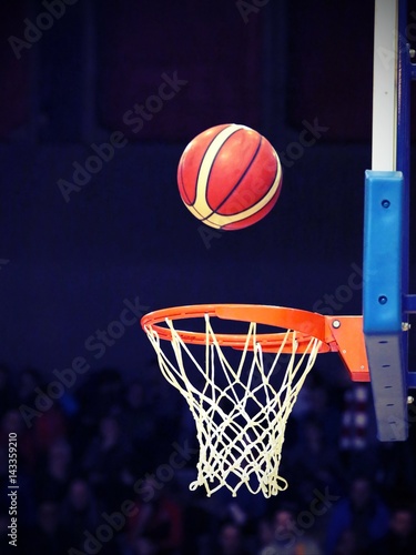 great shooting and basketball going into the basket © ChiccoDodiFC