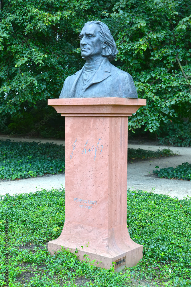 Obraz premium WARSAW, POLAND. A monument to the composer Franz Liszt in the Lazenki 