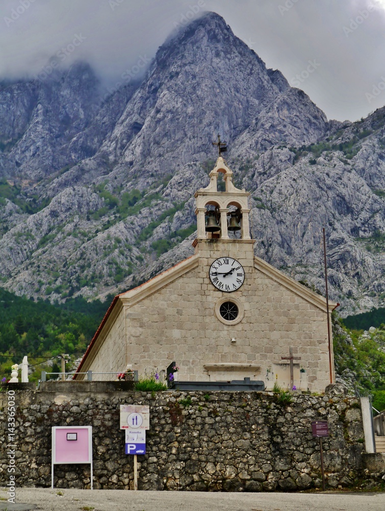 Kirche vor Felsen in Kroatien