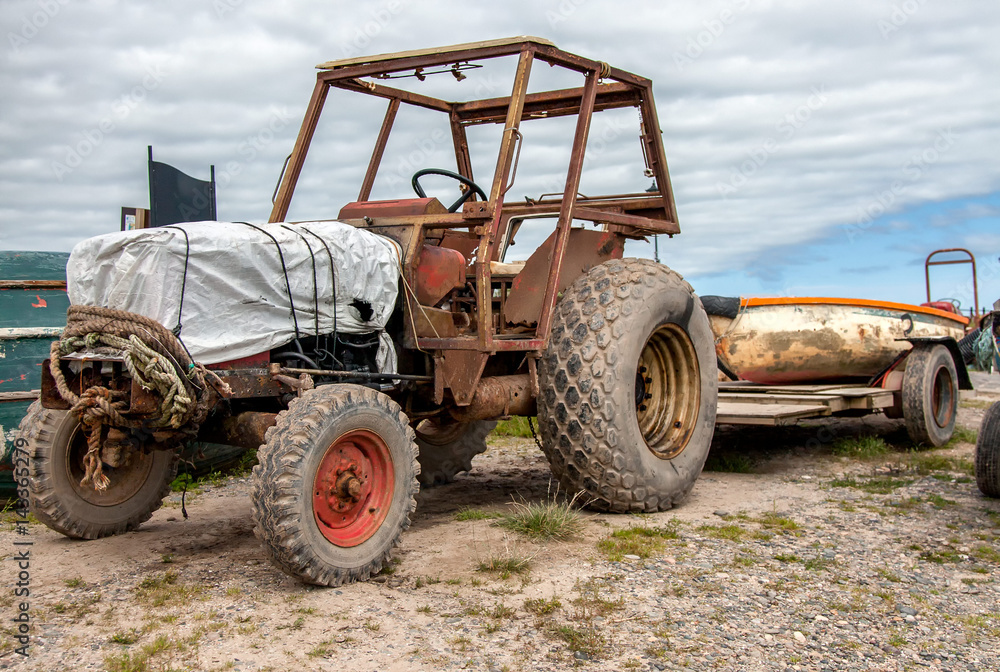 Fototapeta premium Cockling tractor