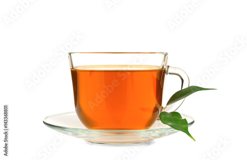 Filiżanka herbaty i zieleni liście odizolowywający na bielu