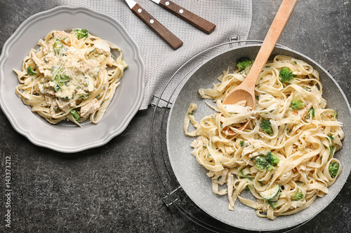Canvas Print Delicious Italian chicken Alfredo on table