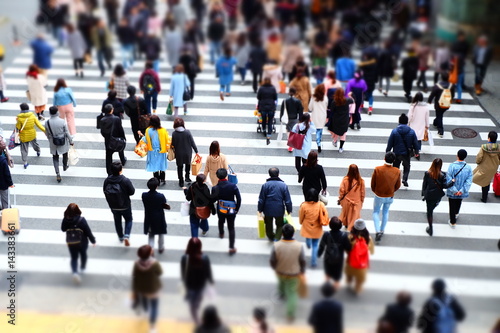 横断歩道をわたる人 © oyo