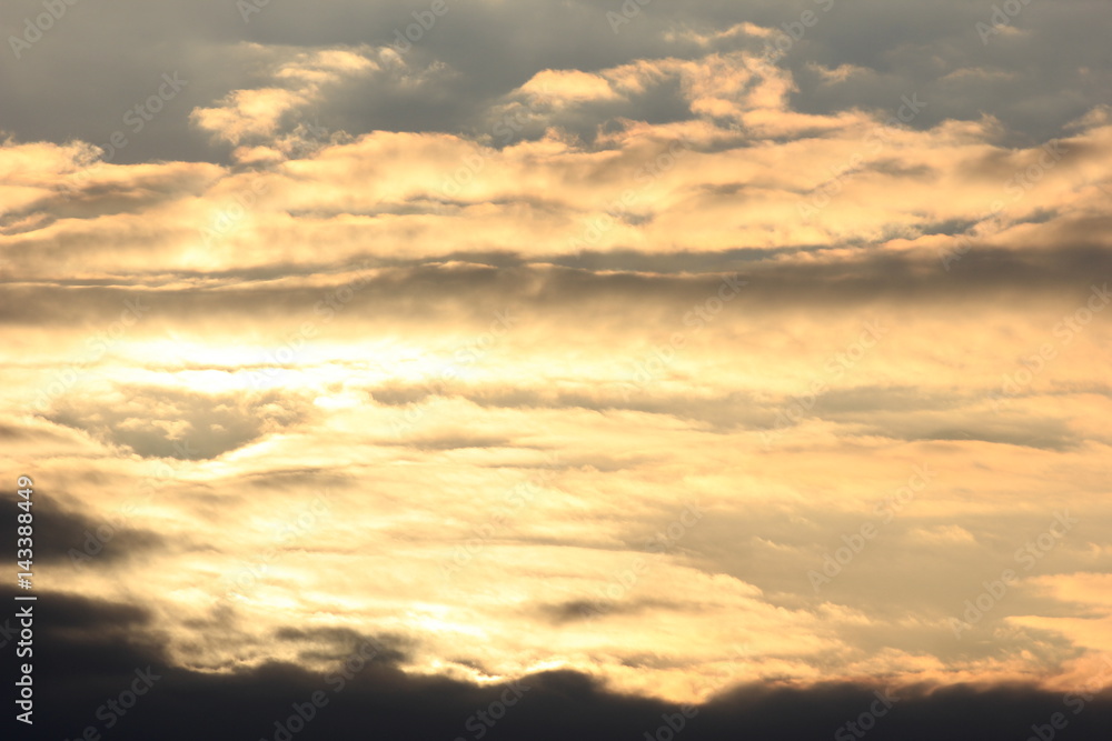 Obraz premium the clouds in the sky at sunset