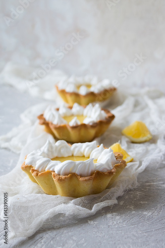 Tartlets with lemon cream and wet meringue