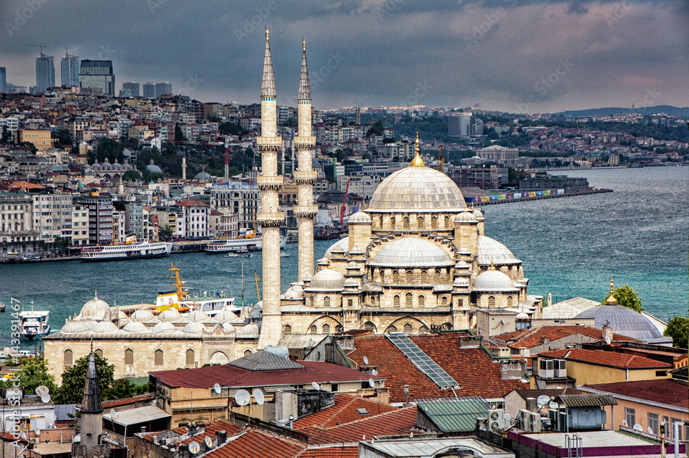 Obraz premium New Mosque in Istanbul Overlooking Bosphorus Strait