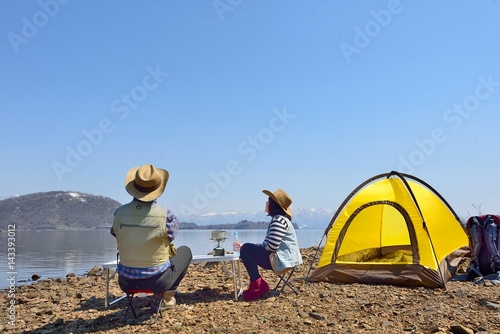 湖畔のキャンプ・楽しむファミリー © godfather