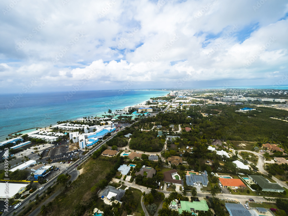 Flug über George Town und den Seven Miles Beach, Luxus Hotels und Appartements, George Town, Grand Cayman, Cayman Islands, Karibik
