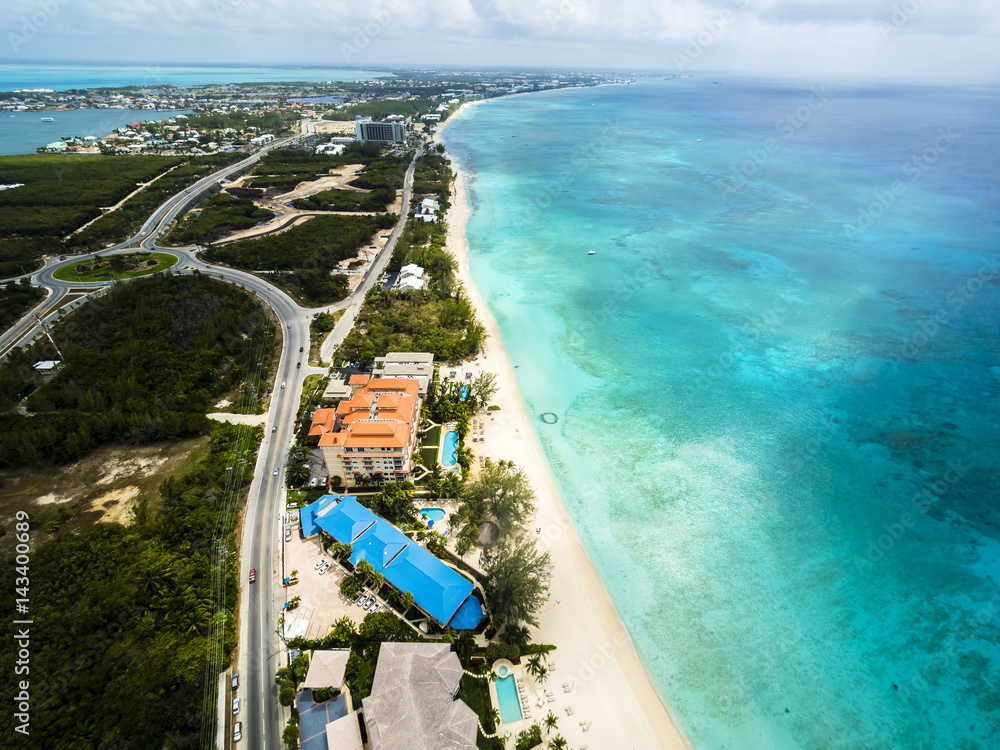 Flug über George Town und den Seven Miles Beach, Luxus Hotels und Appartements,  George Town, Grand Cayman, Cayman Islands, Karibik