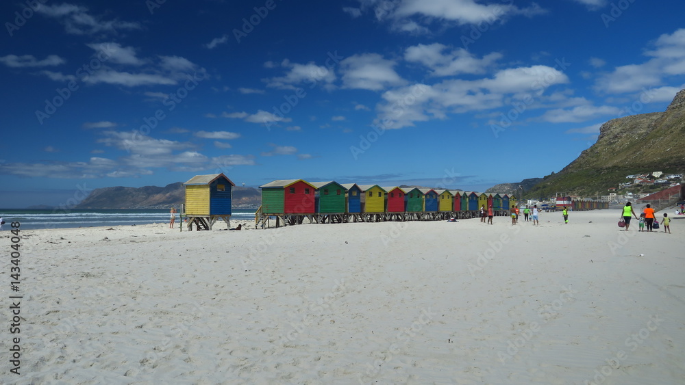 bunte Strandhäuschen an der Promenade in Muizenberg, Südafrika