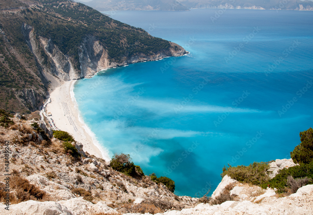 Costa della grecia con spiaggia vista dall'alto
