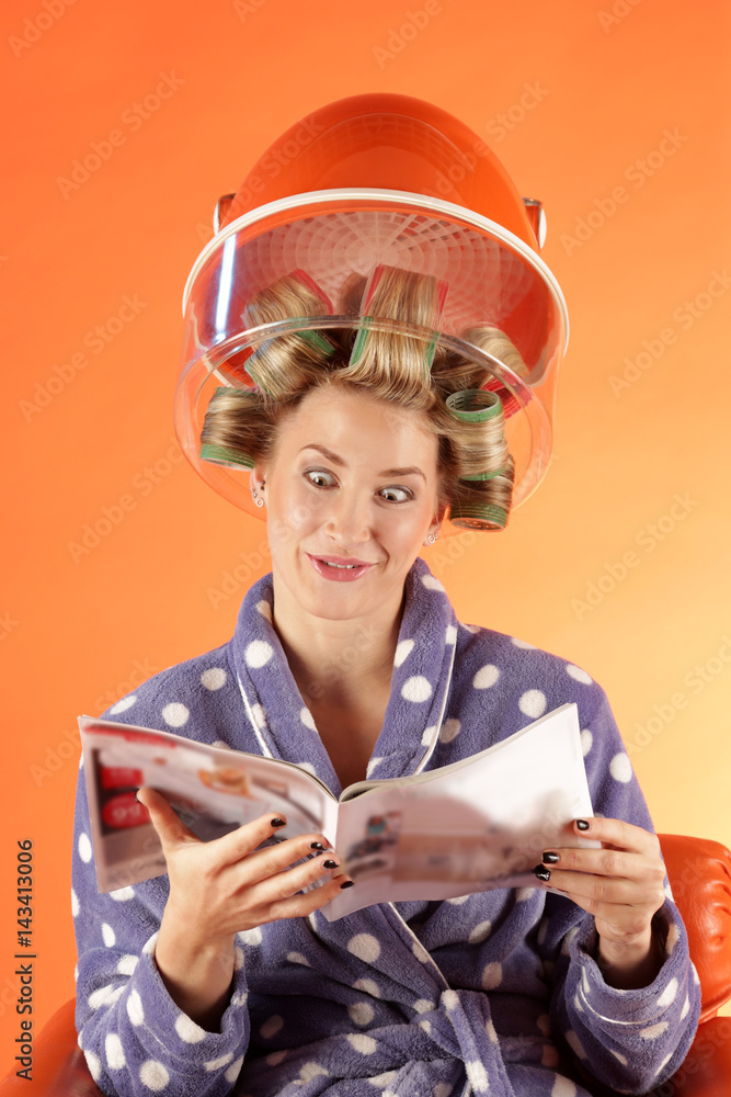 Eine komische Frau mit Lockenwickler ... Eine komische Frau mit Lockenwickler ...