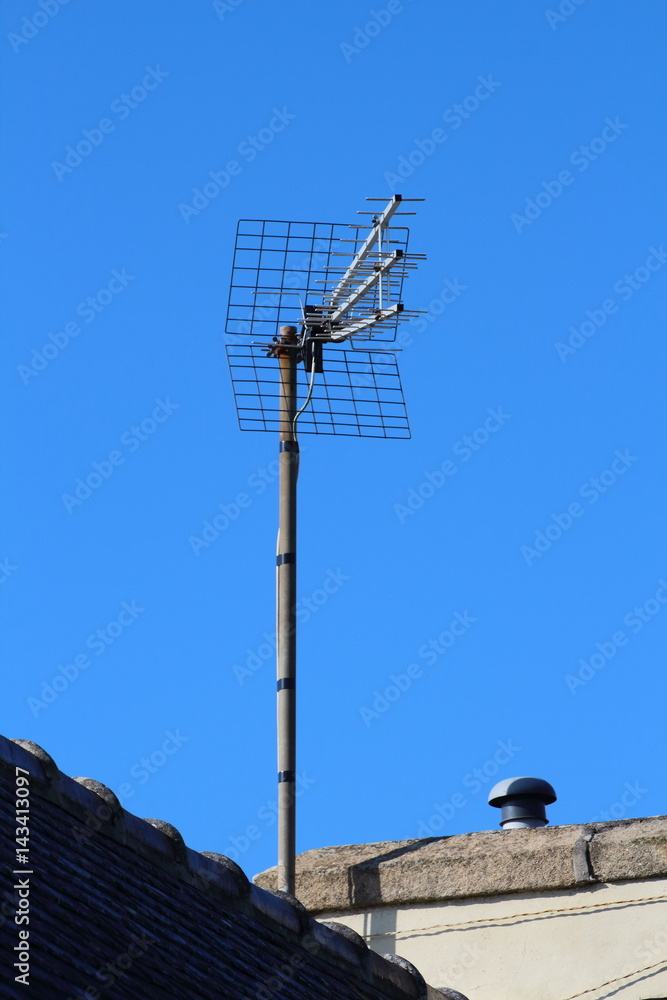 Antenne râteau sur le toit d'une maison