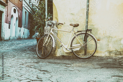 Fototapeta Klasyczny rower oparty o ścianę. Przetwarzanie zdjęć w stylu instagram. Włochy