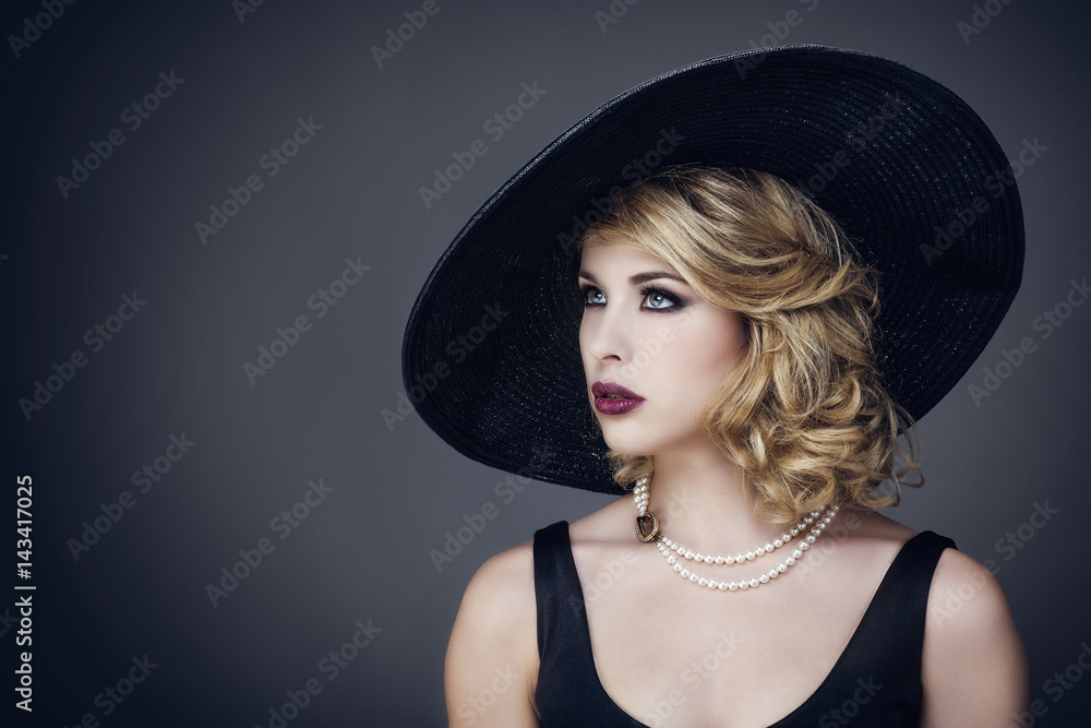 Portrait d'une jeune femme avec un chapeau , de profil, le regard sur le  coté Photos | Adobe Stock