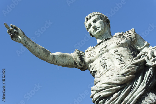 Foto Ancient statue of Julius Caesar in Naples