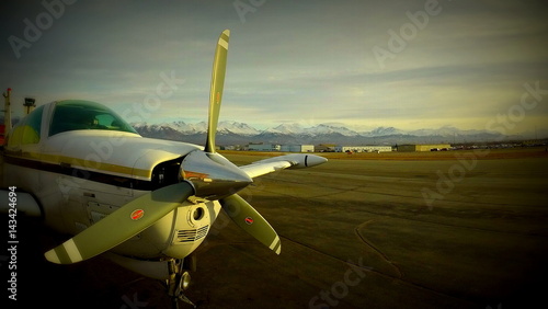 samolot na lotnisku w Alasce