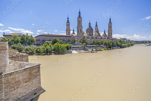 Fototapeta Ebro river, basilica El Pilar, stone bridge, Zaragoza, Spain.