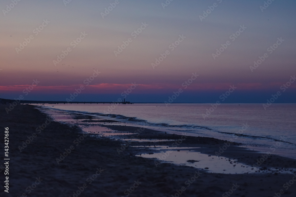 Ostsee an einem Sommerabend mit Sonnenuntergang