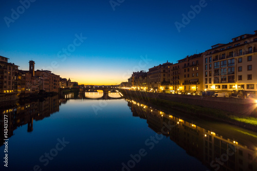 Sonnenuntergang über dem Arno in Florenz