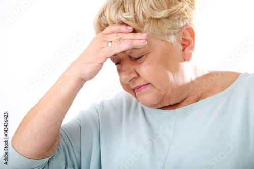 Starsza kobieta z bólem głowy 