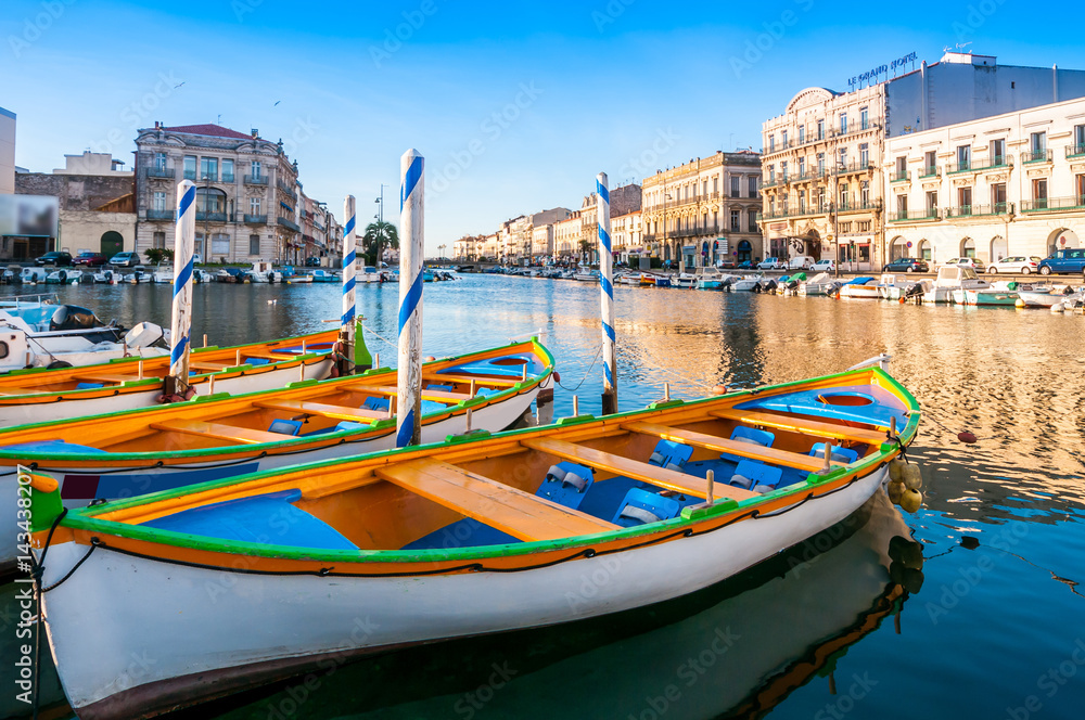 Canal Royal et ses barques à Sète, Occitanie, Hérault, France Photos |  Adobe Stock