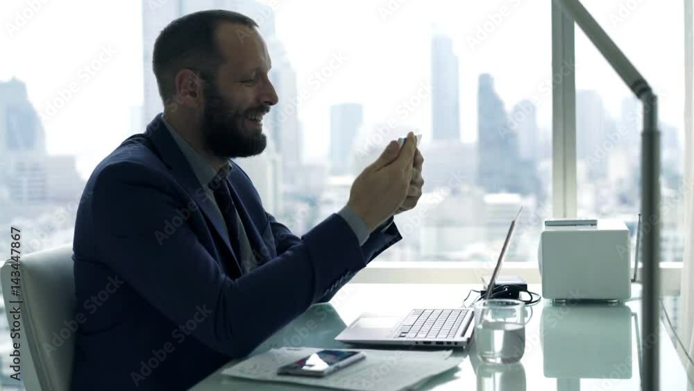 Young businessman with tablet computer sitting by table in the office 4K
Young businessman with tablet computer sitting by table in the office 4K