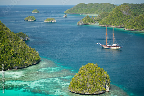 Canvastavla Scenic view of Wayag Islands and sailing boat Lamima Raja Ampat Indonesia