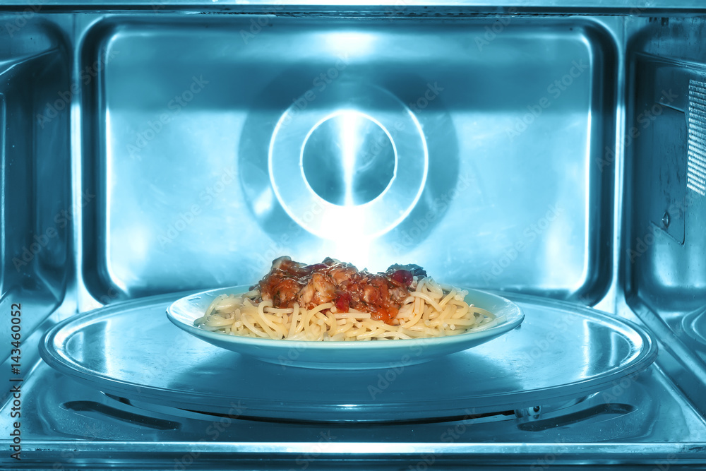 Spaghetti with tomato-meat sauce in microwave oven Spaghetti with tomato-meat sauce in microwave oven