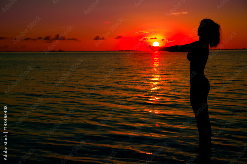 Fototapeta premium Girl silhouette on water