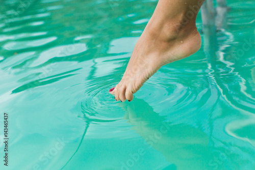 Εκτύπωση καμβά Sexual legs in pool