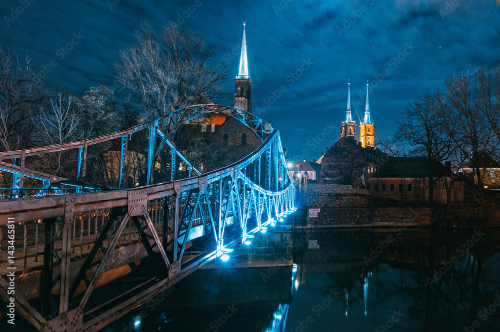 Obraz premium Tumski Bridge at night in Wroclaw, Poland