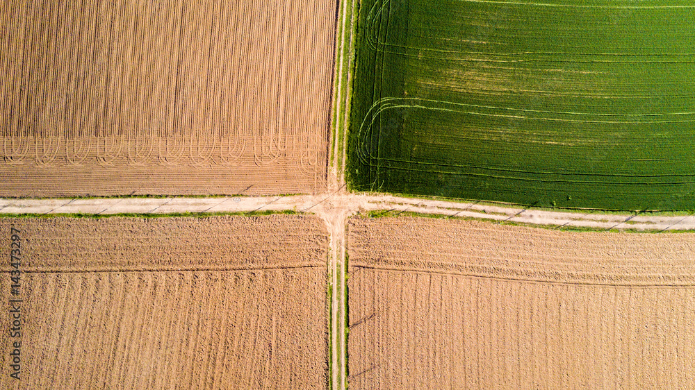 Natura e paesaggio: vista aerea di un campo, campo arato, coltivazione ...