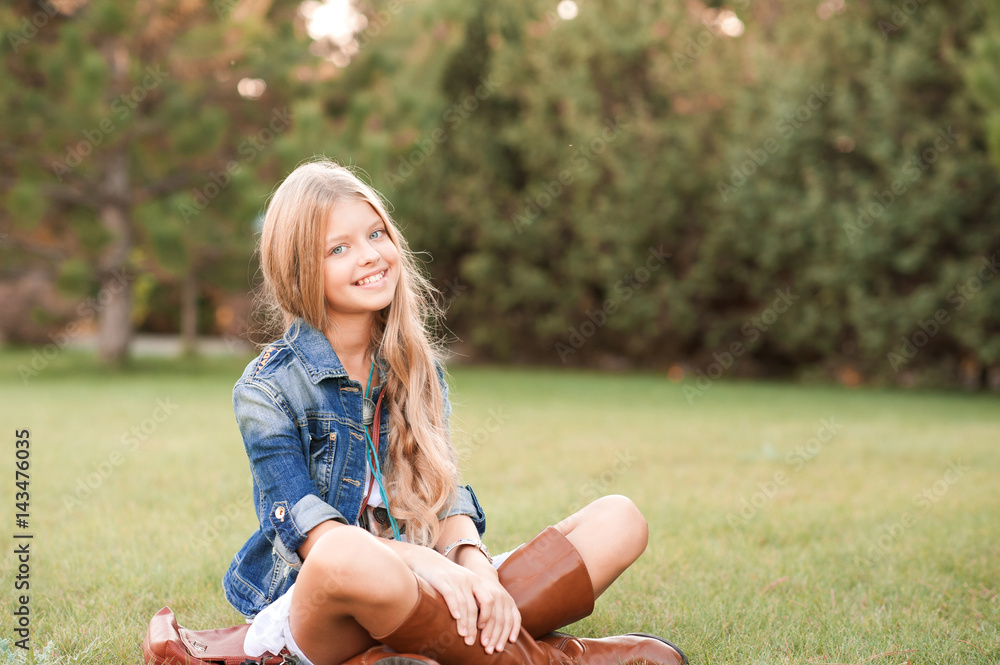 Beautiful teen girl 14-16 year old wearing stylish autumn clothes in park.  Looking at camera Stock Photo - Alamy