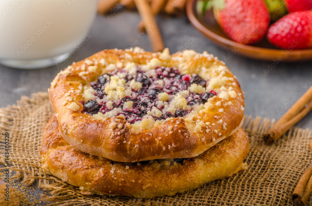 Crubmle mini pie with berries