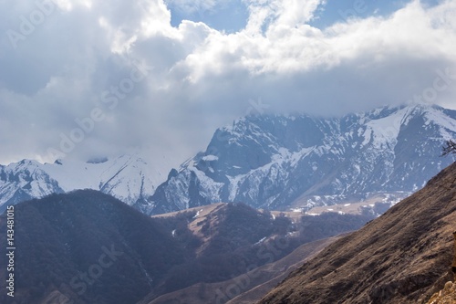 Горный пейзаж, красивый вид на горное ущелье, панорама с высокими скалами. Природа Северного Кавказа © Ivan_Gatsenko