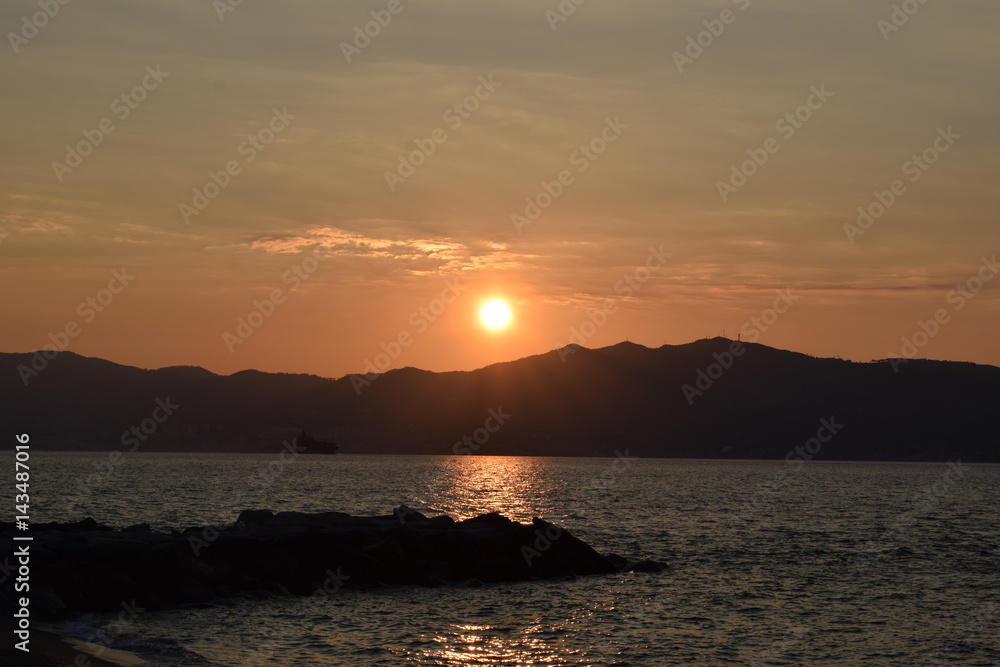 tramonto sul mare con le rocce tramonto sul mare con le rocce